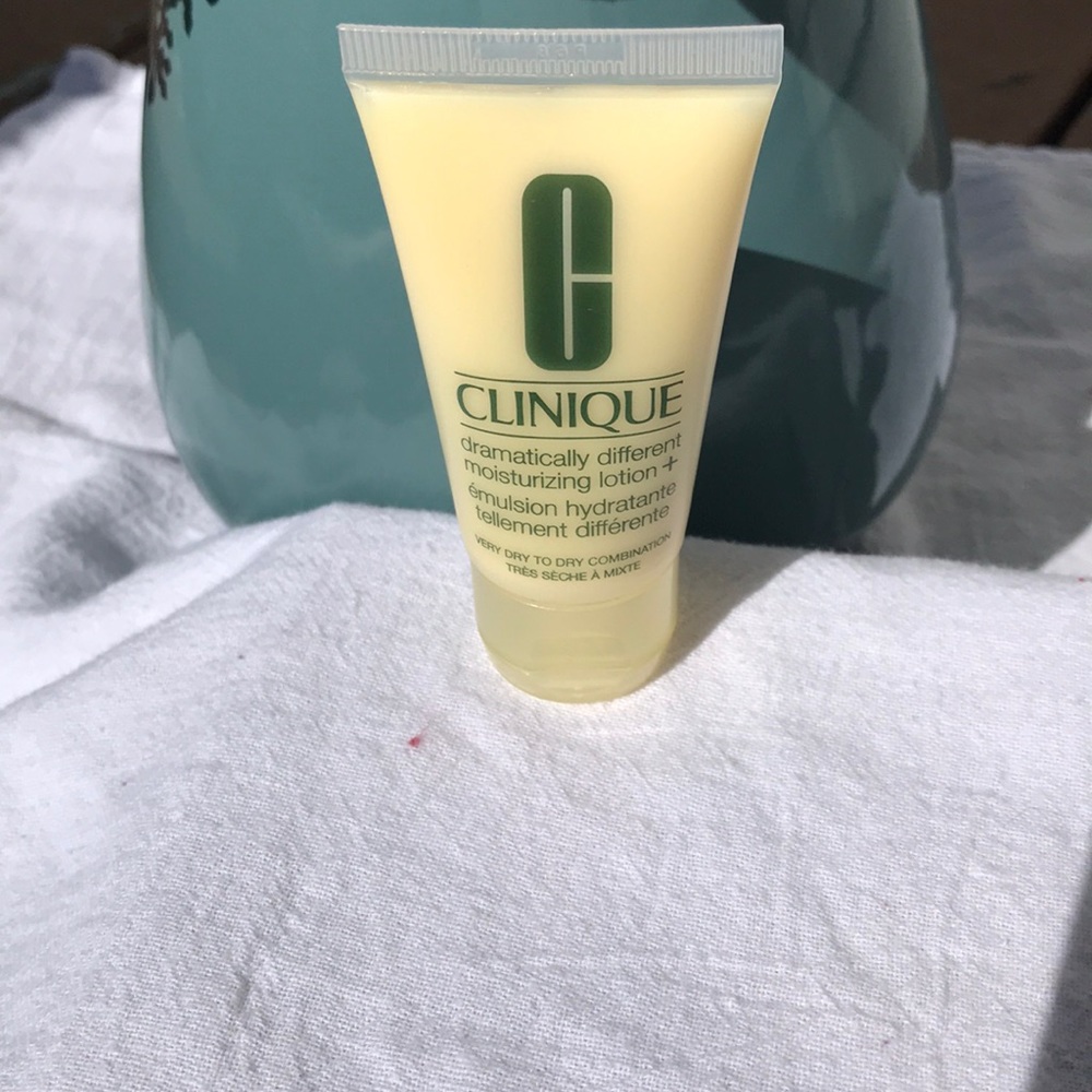 Clinique Dramatically Different Moisturizing Lotion+ – Travel Size {NWOT}